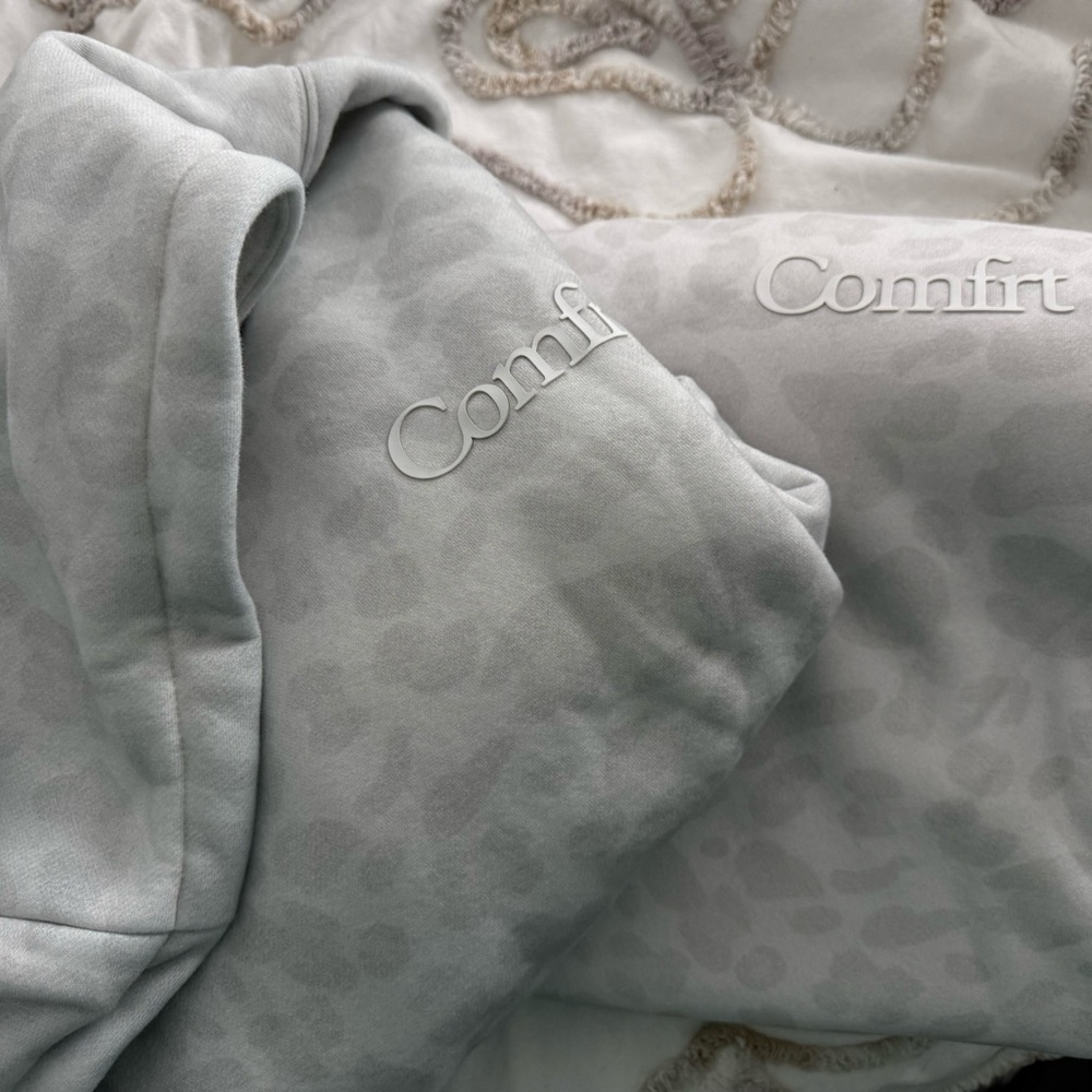 Comfrt Women's Gray Hoodie and Sweatpants Set